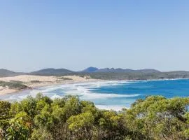 Beach House 7, Air Conditioned, Wi-Fi, Foxtel, Linen, Communal Pool and Spa