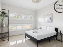 Modern Queen Room - Near Station & Easy M2 and M7 - Shared Bathroom and Kitchen