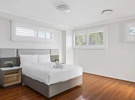 Modern Double Room with Ensuite Bath - Near Station - Shared Kitchen