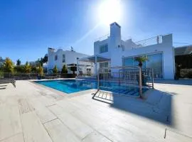 4-Bed Villa Private Pool and Ocean Views