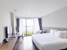 SeaView Apartment with Super-King-bed and Bathtube in Flamingo CatBa Beach Resort: Cat Ba şehrinde bir otel