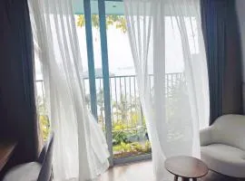 SeaView-Mountainview Apartment with Super-King-bed and Bathtube in Flamingo CatBa Beach Resort