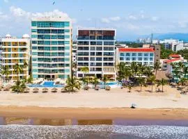 Beachfront 4th-floor condo with views, outdoor pool, balcony, W/D & central AC