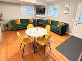 Luxury 2 bedroom furnished Basement in NW Calgary, hotel Calgaryben