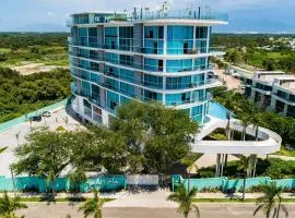 Golf-and-sea condo with panoramic ocean/mountain views, pool