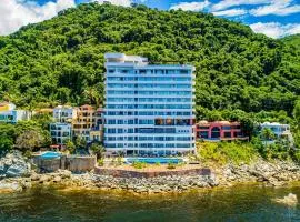Luxurious 1st-floor condo with pool, oceanfront balcony & water view
