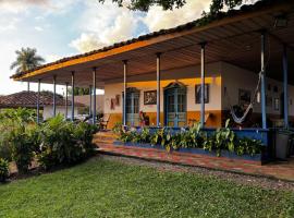 Aramat lajoya, hotel u gradu 'Calarca'