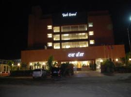 Hotel Yash Grand, hotel v destinaci Ahmednagar