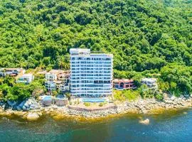 Lavish seaside escape with oceanfront views, amazing pool & pool spa