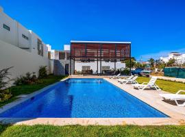 2-story home near the beach with outdoor pool, patio, washer/dryer, streaming, hotell i Jarretadera