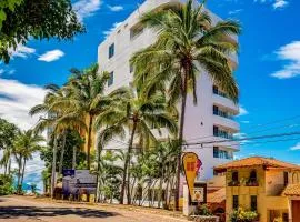 Fantastic oceanfront apartment with balcony, pool & central AC