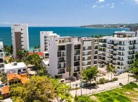 Modern condo with infinity pool, WiFI, plunge spa & ocean-view balcony