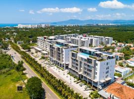 Modern condo with breathtaking views, infinity pool, and en suite bedrooms – hotel w mieście Nuevo Vallarta