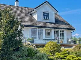 Cozy Home In Bakkasund With Kitchen