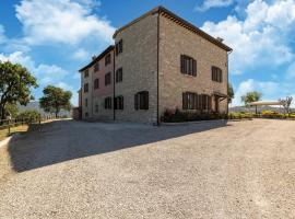Apartment in a farmhouse with 2 swimming pools, hotel v mestu Cagli