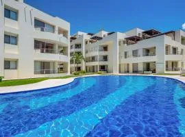 Stylish condo with covered balcony, pool & pool tables