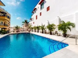 Modern & bright condo with ocean views & pool - walk to the beach