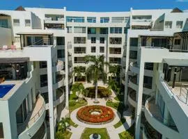 Bright coastal apartment with pool, balcony & beach access close by