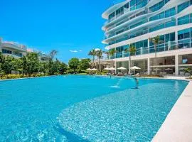 Luxe condo with infinity pool, fitness center, sweeping vistas, and central AC
