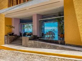 4th-floor oceanfront condo with balcony, outdoor pool, ocean views & AC