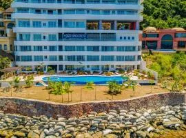 4th-floor oceanfront condo with balcony, outdoor pool, ocean views & AC