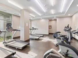 2bedroom CN Tower WATER VIEWS - Free Parking rooftop pool