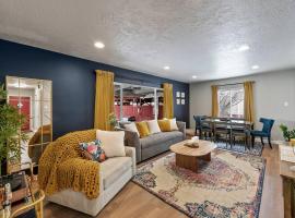 Chic, Mtn Views, Fenced Yard, BBQ, Games, Firepit!, hótel í Midvale