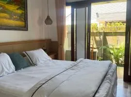 Holi Saren Guest House