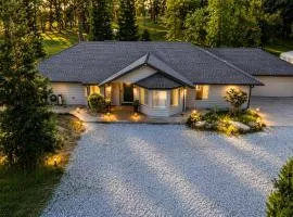 Spacious Ranch Retreat Near Yosemite & Bass Lake with Hot Tub & Game Room