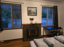 Kelmscott에 위치한 호텔 Room in a farm house near Kelmscott Train Station