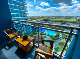 Azure North Monaco 10F Pool View with Netflix and WiFi and Karaoke, Hotel in San Fernando