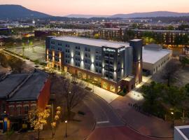 La Quinta Inn & Suites by Wyndham Chattanooga Downtown/South, отель в Чаттануге