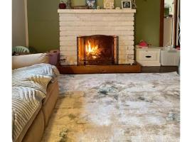 Cozy Country Cottage,Fireplace,Bath, sunroom & Cat, hotel sa Orbost