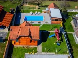 Timber Cottage With Pool - Happy Rentals