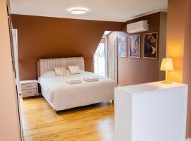 Cozy Loft with Jacuzzi Bath near City Center & Free Street Parking โรงแรมในพลอฟดิฟ
