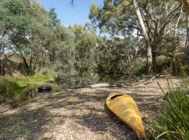 Zamenhof River Cabin - Secluded Pet & Horse-Friendly Farm Stay near Yass