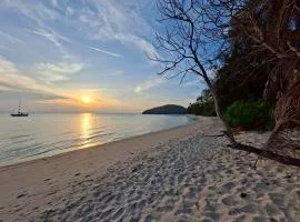 Tiny beach house & Coconut Garden