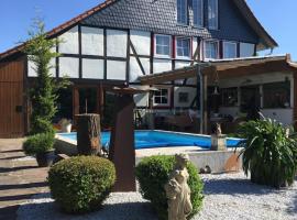 Fachwerk-Villa für 10 mit Pool, Sauna, Flügel, Kamin, hotel i Friedland