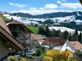 Mountain View Attic Apartment Goldiwil with Balcony & Parking