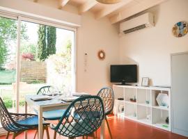 L'ESCAPADE T3 avec terrasse privative, Hotel in Lussac-les-Châteaux