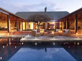 4 bedroom Luxury Private Safari Villa with Wildlife Drives, Hotel in Fort Brown