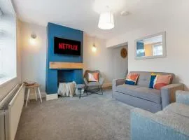 NEW! Stunning 2-Bed Home by Stay With Us, Ideal for Families, Sleeps 4!