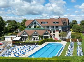 Renaissance Paris Hippodrome de St. Cloud Hotel โรงแรมในเรย-มัลเมซง