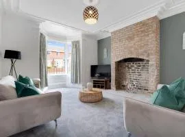 NEW! Stunning 4 Bedroom Home in South Shields by Stay With Us, Perfect for Families & Contractors!, FREE Parking!