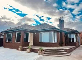 Spacious 4BR Home - Next to St Albans Station