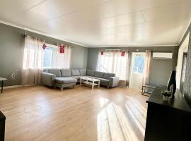 Spacious seaside apartment with balcony, Hotel in Sorreisa
