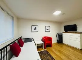 Morden flat close to DLR station with free parking and brand new bed and quality mattress adjacent to metro station also close to O2 and Excel via Cable Car
