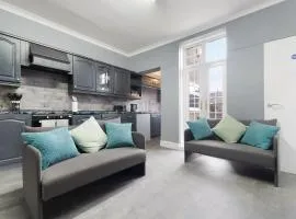 Stylish 4BR Retreat Near Town Centre