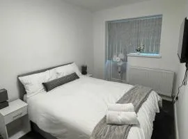 Near Heathrow - Studio - WiFi - Parking - Sleeps 2