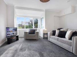 Spacious Living Room & Modern Comforts, Sleeps 4, Hotel in Peterlee